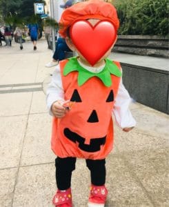カボチャ姿の1歳児