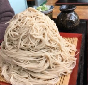 旧軽銀座通りでコスパ最高のメガ盛りそばが食べたいなら西川へ