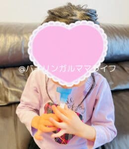 TケアクリニックPCR検査の自宅検査キット口コミ評判！子供がつば（唾液）を容器に入れる様子